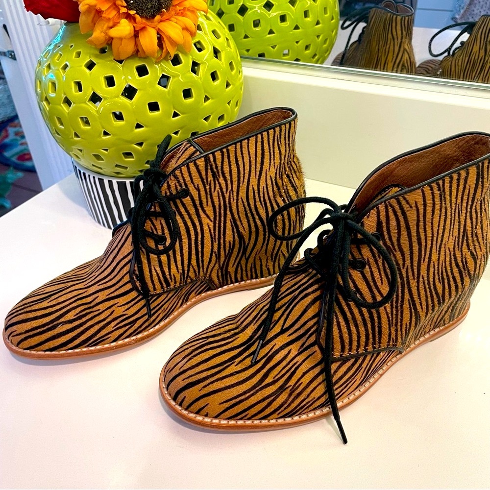 Anthropologie MATIKO Zebra Pony Fur 2” Wedge Lace up Booties! GREAT CONDITION 6